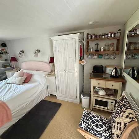 Cosy Cottage Ground Floor Bedroom Ensuite With Private Entrance Chichester Bagian luar foto