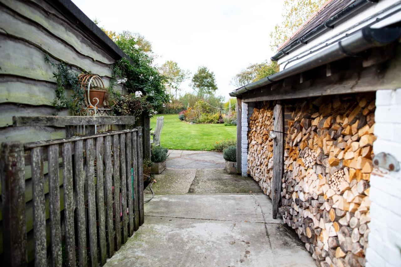 Cosy Cottage Ground Floor Bedroom Ensuite With Private Entrance Chichester Bagian luar foto