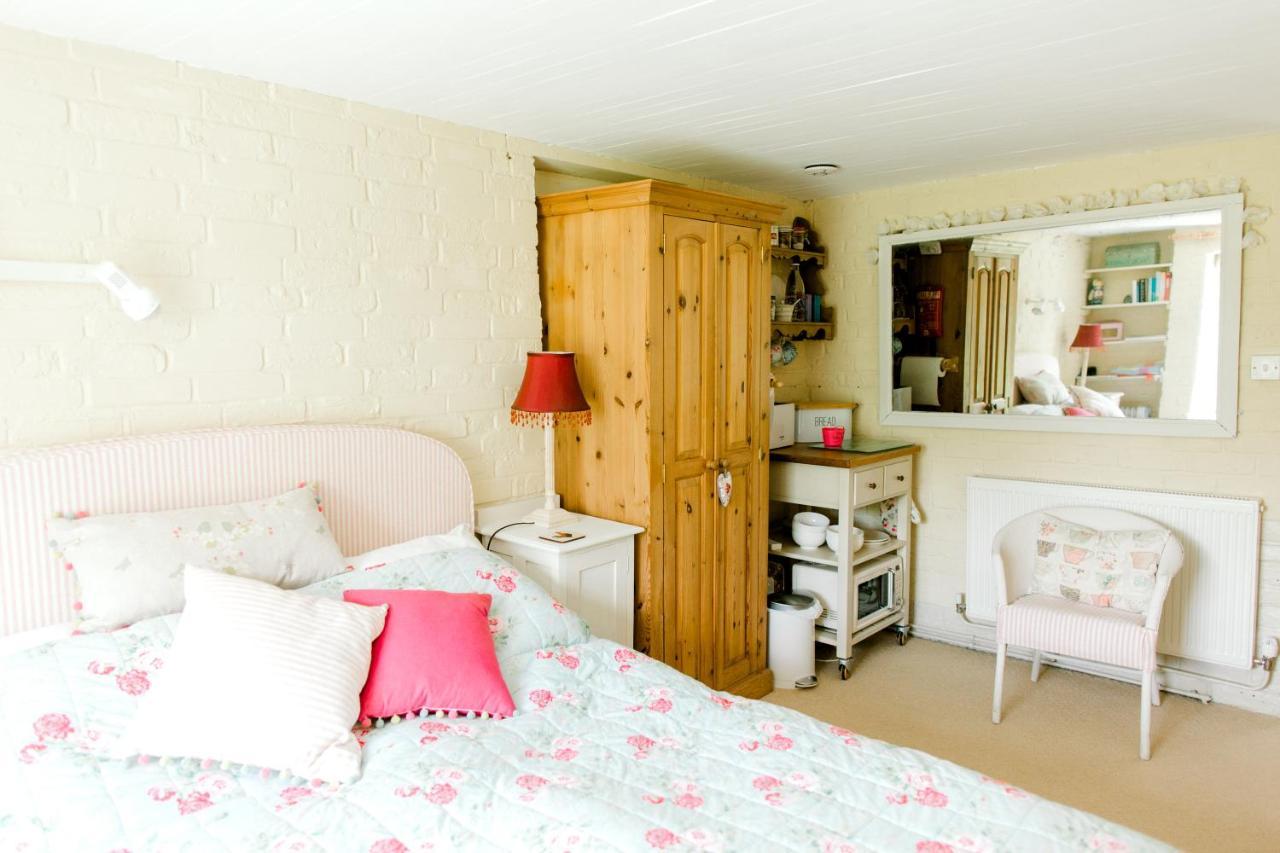 Cosy Cottage Ground Floor Bedroom Ensuite With Private Entrance Chichester Bagian luar foto