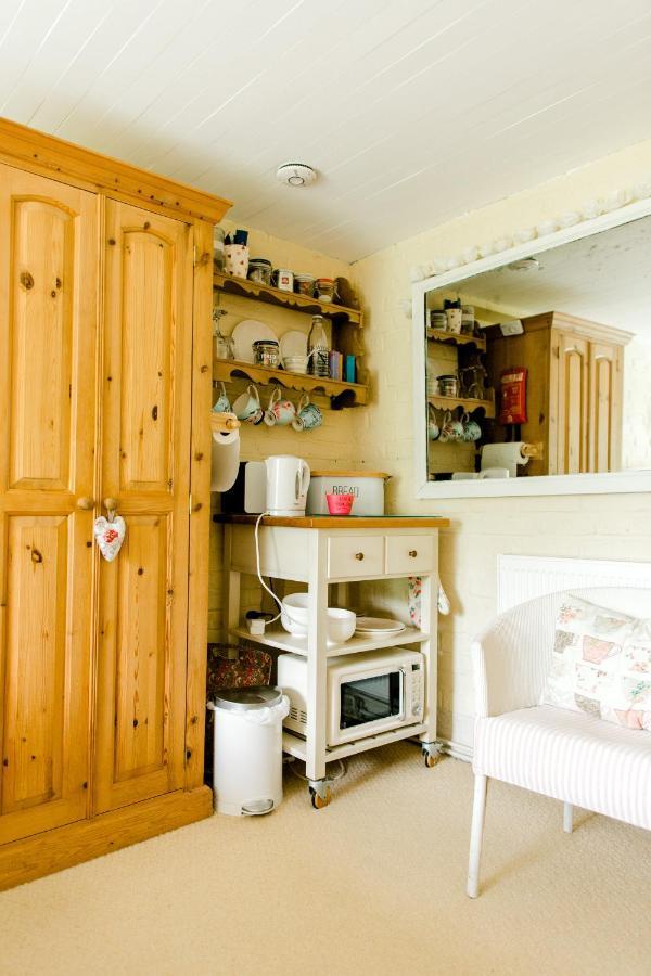Cosy Cottage Ground Floor Bedroom Ensuite With Private Entrance Chichester Bagian luar foto
