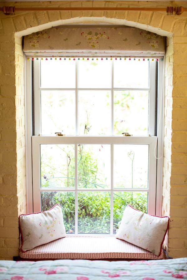 Cosy Cottage Ground Floor Bedroom Ensuite With Private Entrance Chichester Bagian luar foto