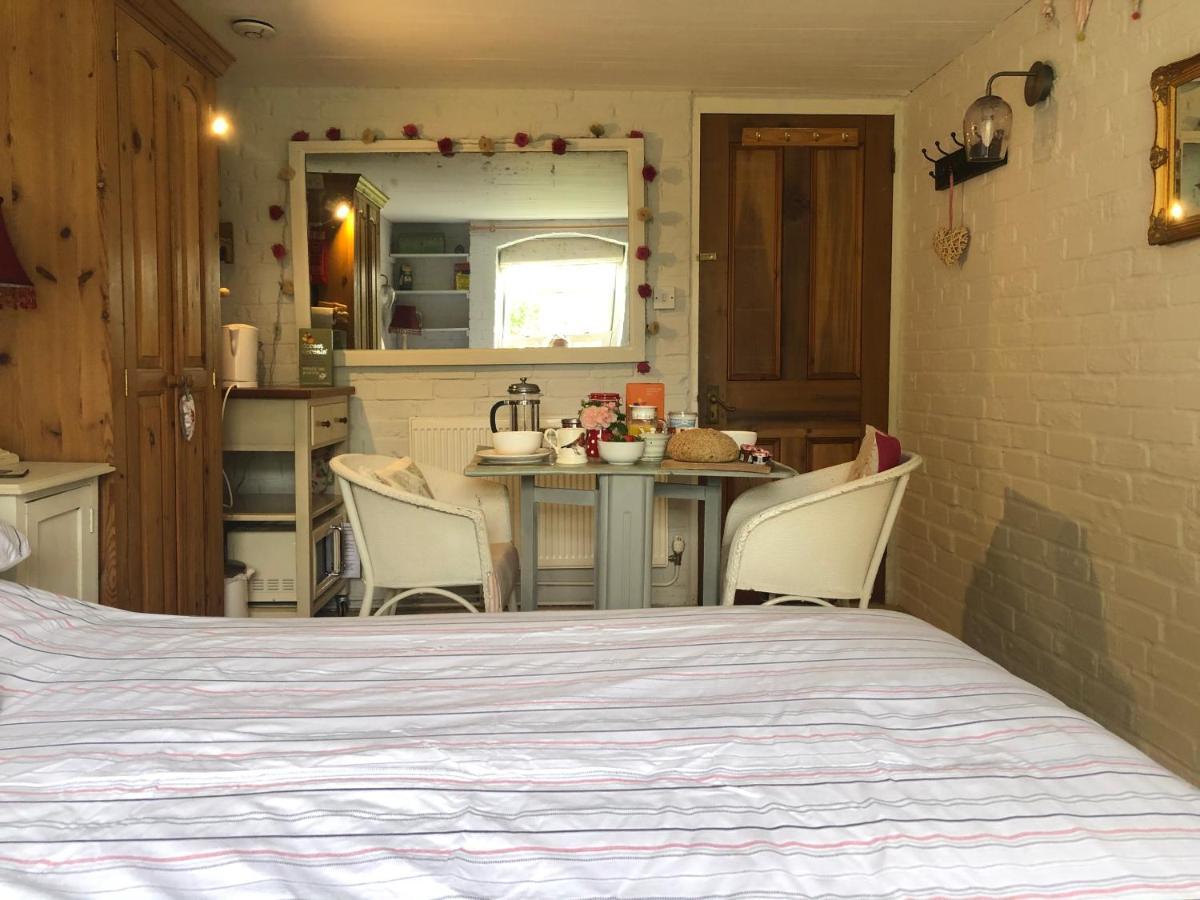 Cosy Cottage Ground Floor Bedroom Ensuite With Private Entrance Chichester Bagian luar foto