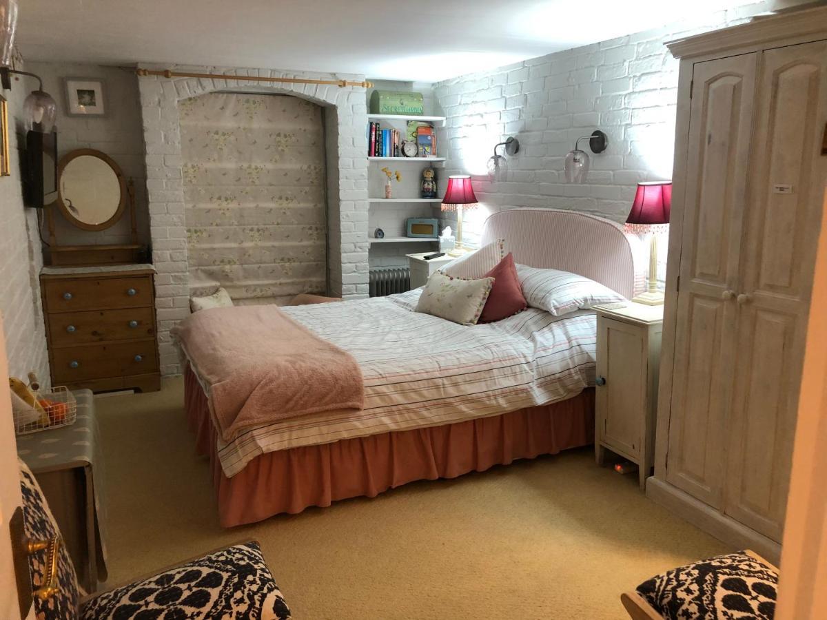 Cosy Cottage Ground Floor Bedroom Ensuite With Private Entrance Chichester Bagian luar foto
