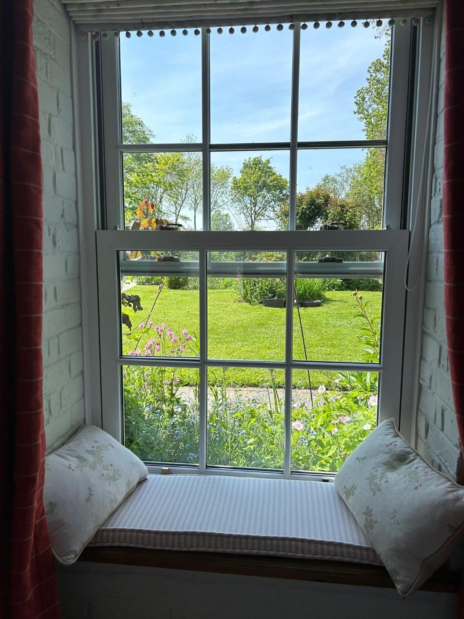 Cosy Cottage Ground Floor Bedroom Ensuite With Private Entrance Chichester Bagian luar foto