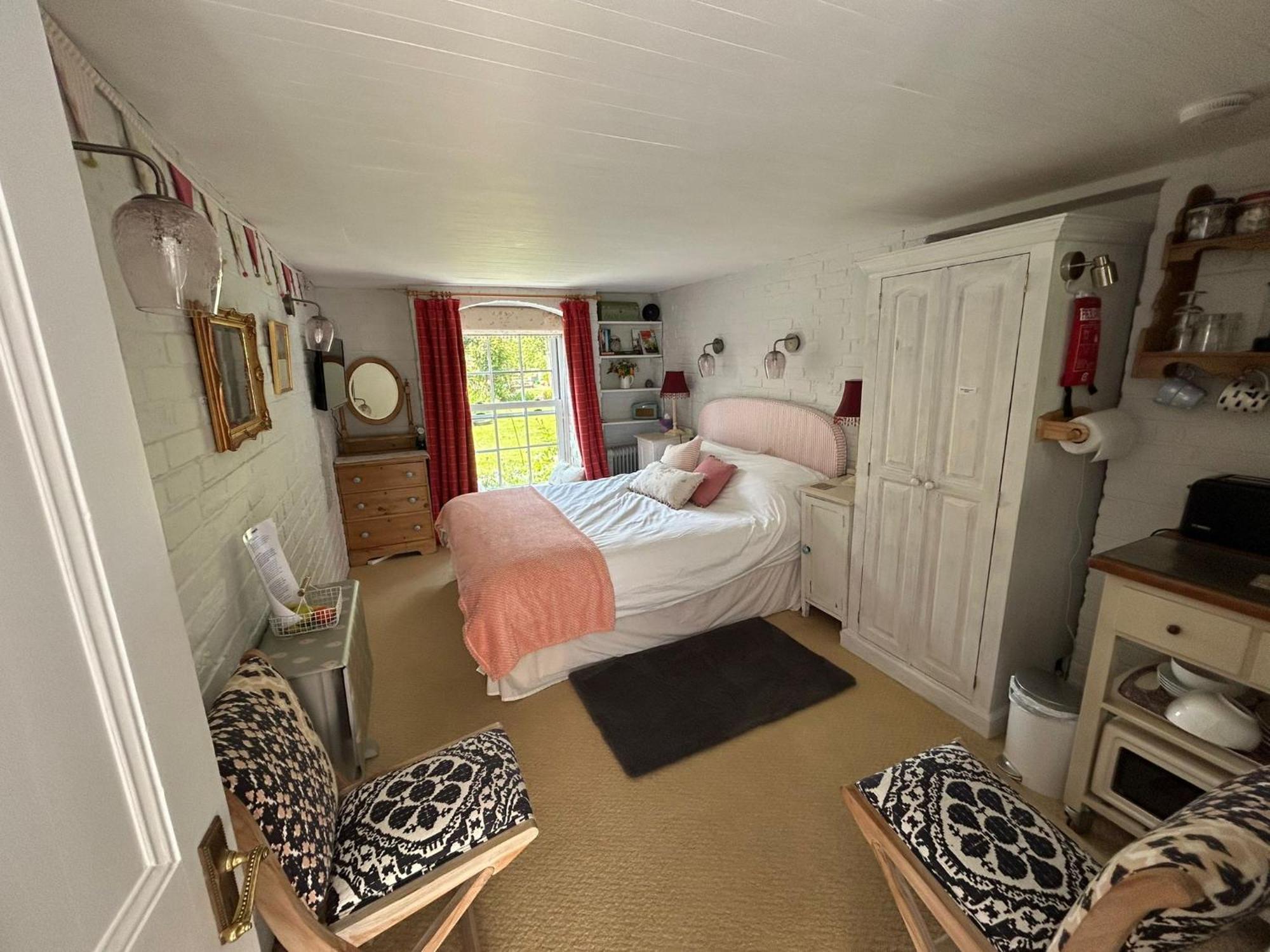 Cosy Cottage Ground Floor Bedroom Ensuite With Private Entrance Chichester Bagian luar foto